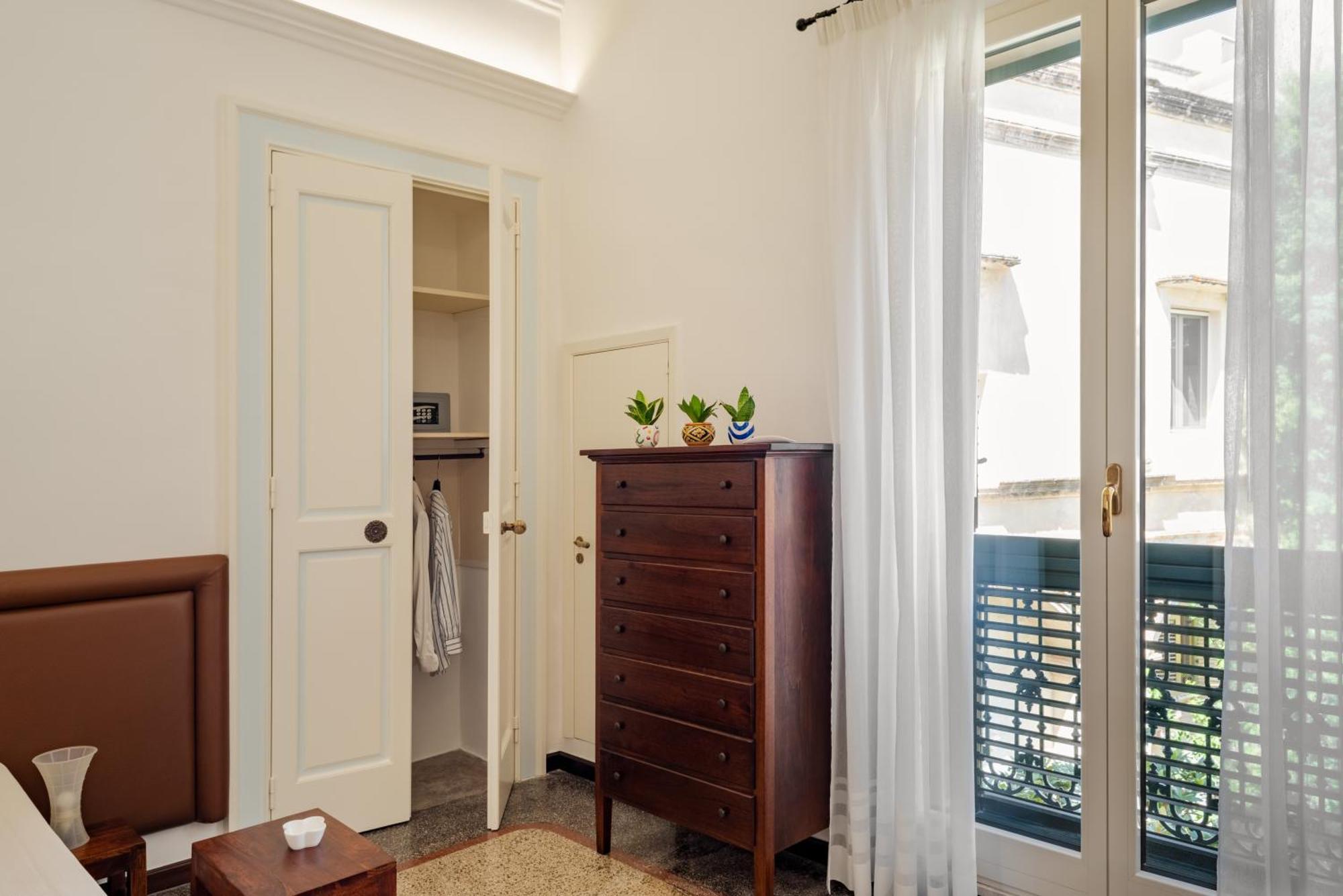 Palazzo De Tomasi B&B กัลลีโปลี ภายนอก รูปภาพ